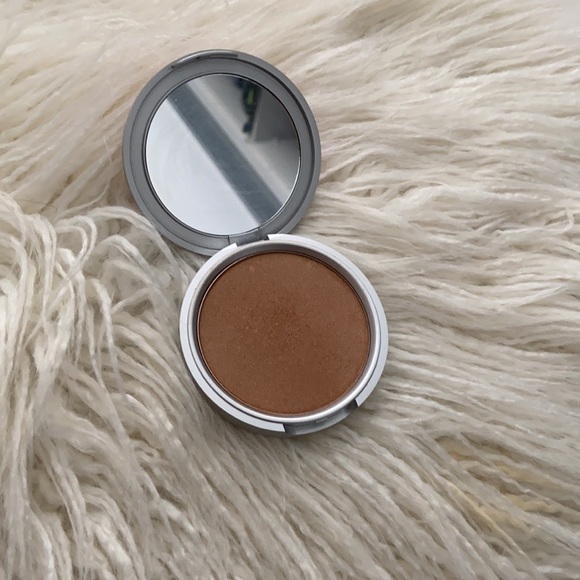 THE BALM | Authentic | Betty-Lou Bronzing Powder - Picture 3 of 4